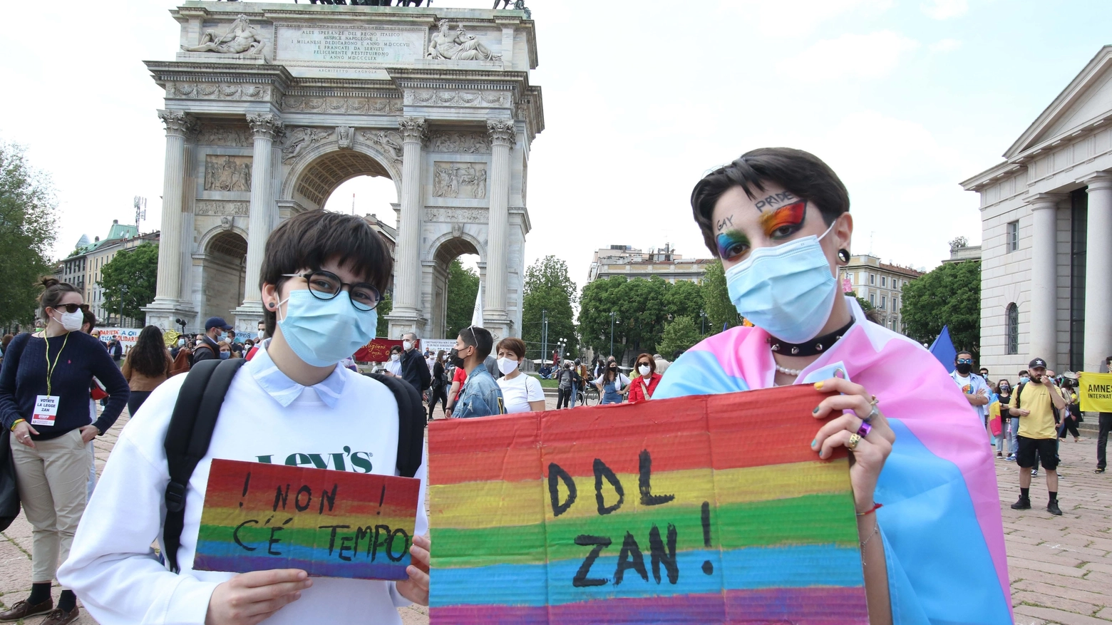 Una manifestazione a Milano a favore del ddl Zan 