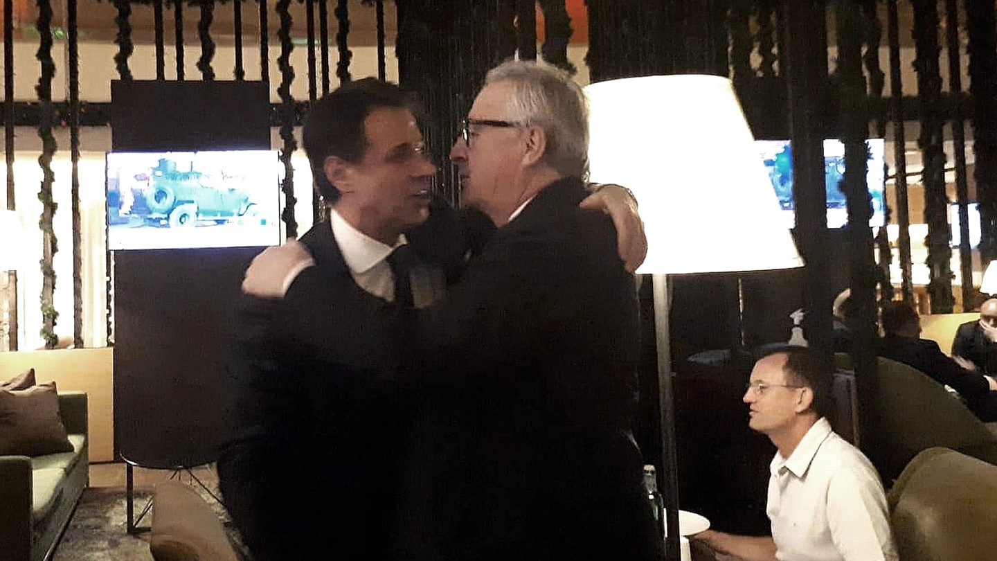 L'abbraccio Conte-Juncker dopo il bilaterale al G20 (Ansa)