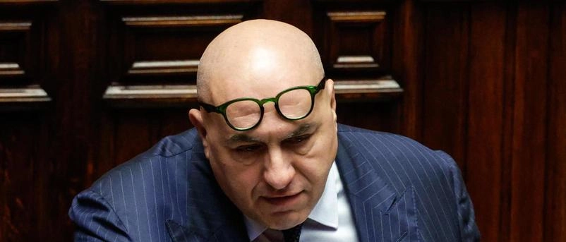 Il ministro della Difesa riferisce alla Camera. "Mi hanno detto che farò la fine di Craxi". Nuova tegola sul governo: il sottosegretario Delmastro indagato a Biella per diffamazione.