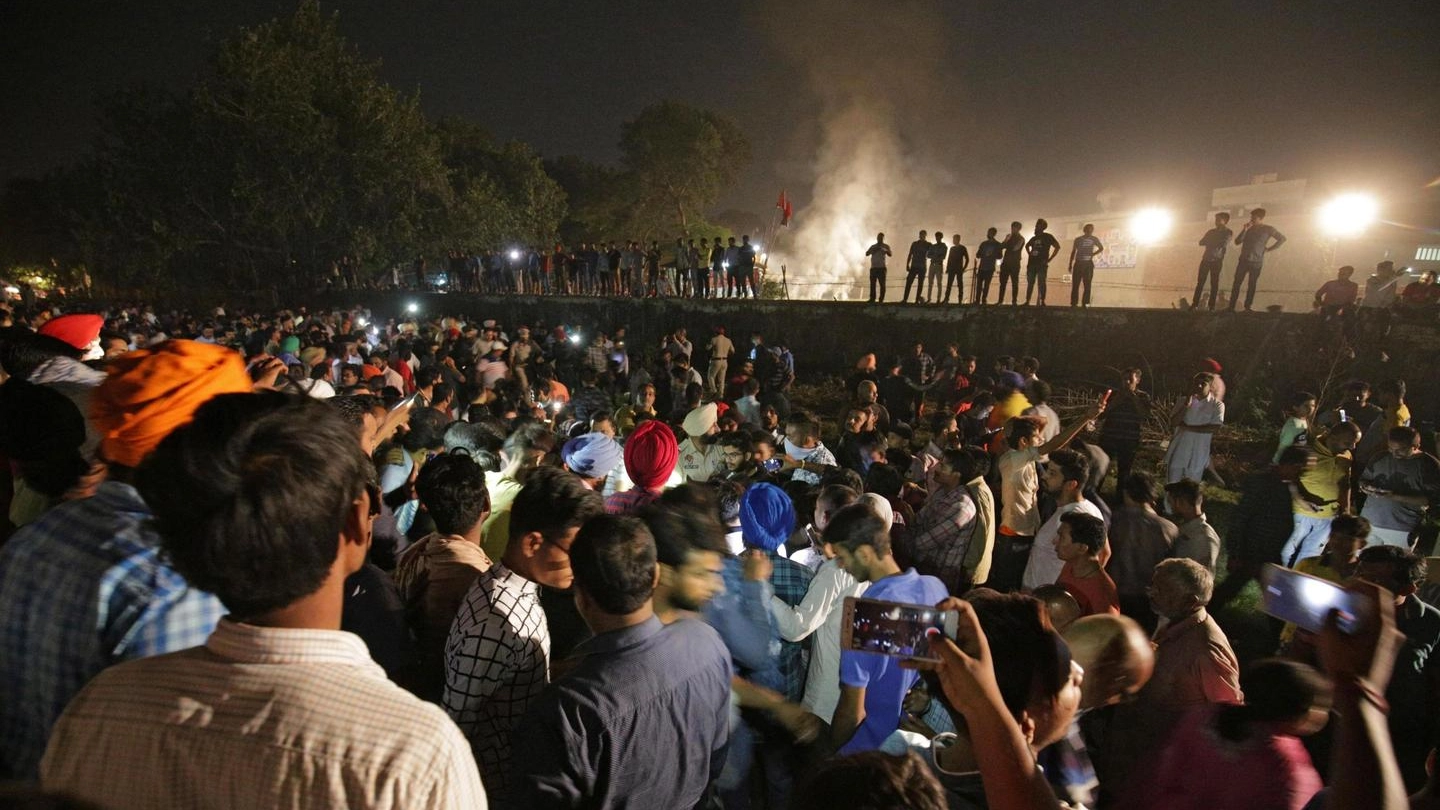 India, treno investe la folla: 50 morti (Ansa)