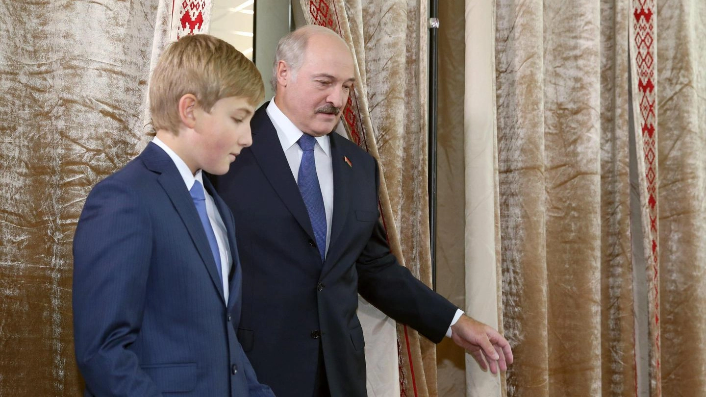 Alexander Lukashenko al voto con l'inseparabile figlioletto Kolia (Ansa)