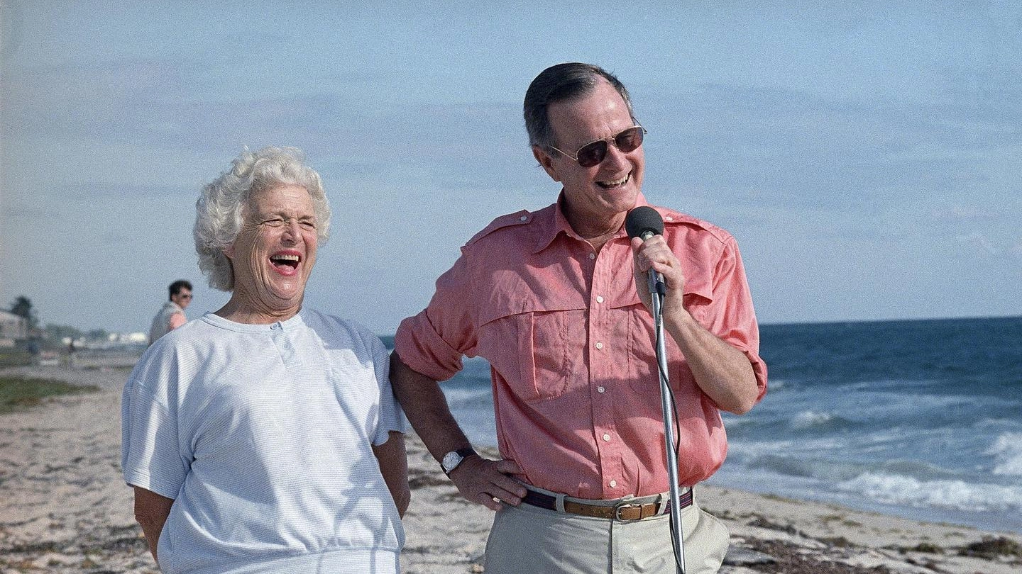 Barbara Bush con il marito George in una foto del 1988 (Ansa)