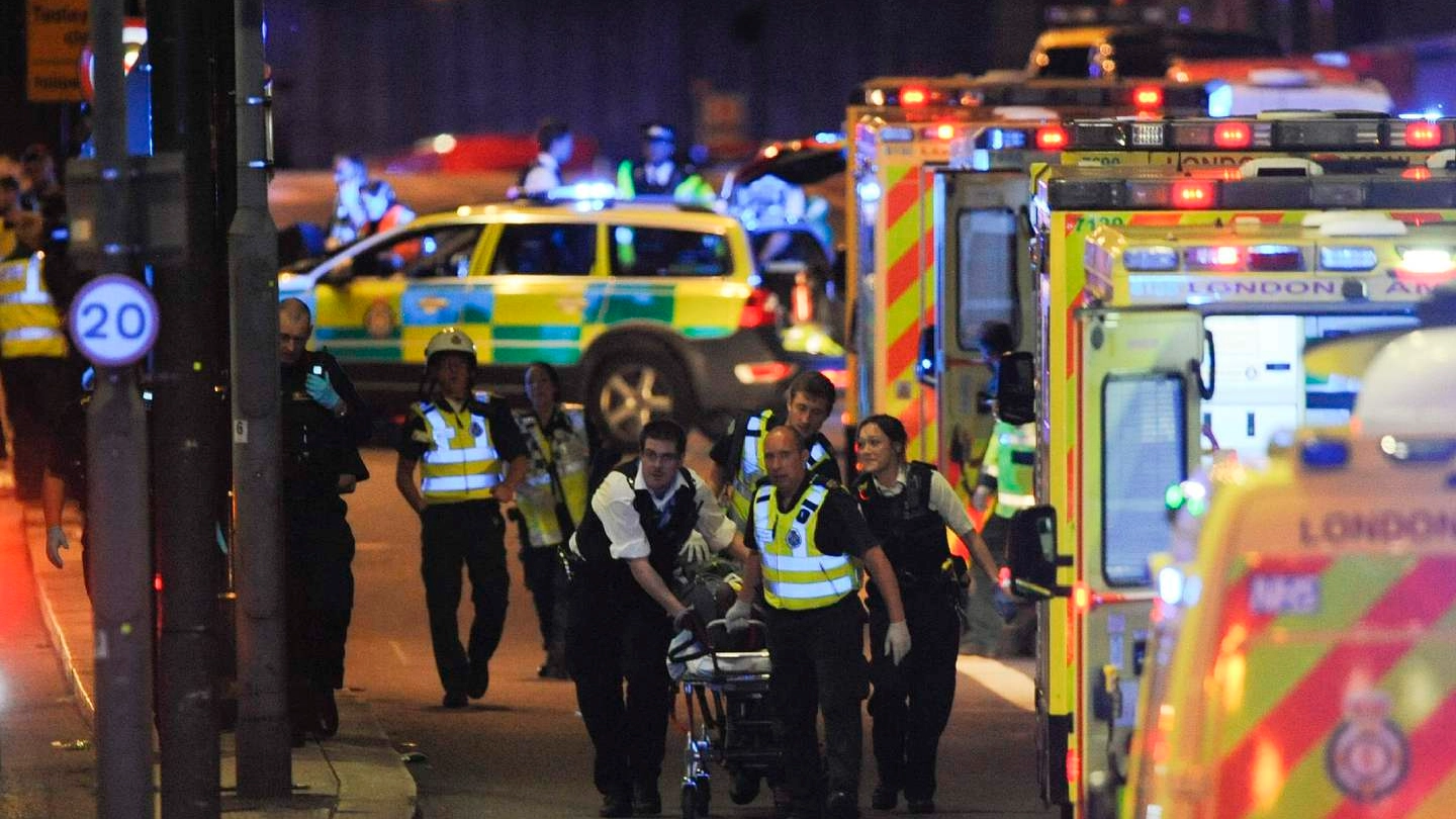 I soccorsi dopo l'attentato sul London Bridge (Afp)