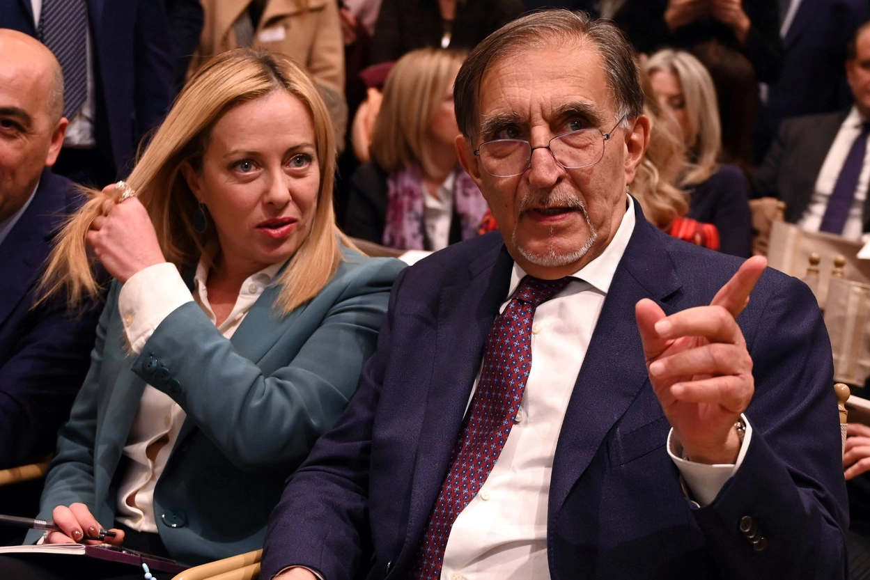 La premier Giorgia Meloni, 46 anni, accanto al presidente del Senato Ignazio La Russa, nato nel 1947