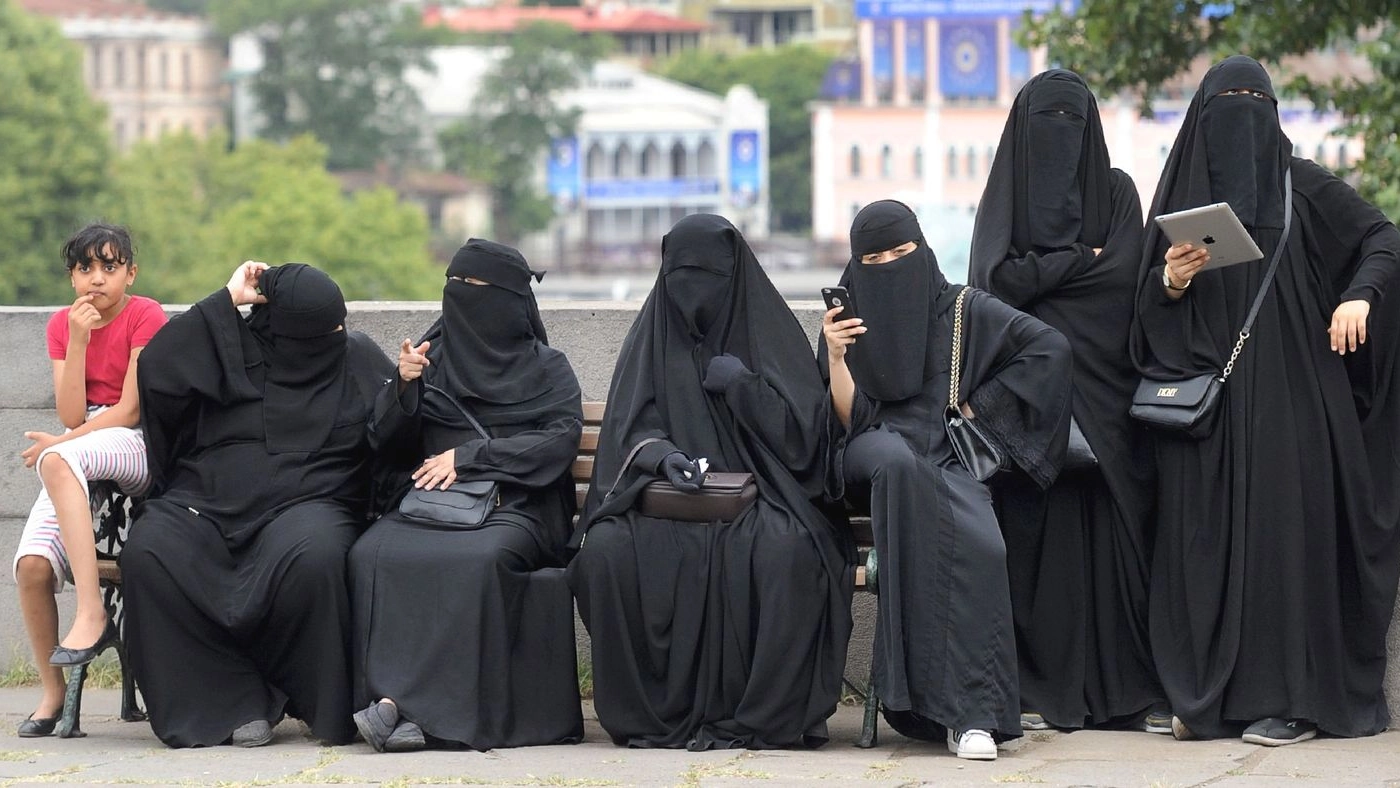 Un gruppo si donne con indosso il Niqab (Afp)