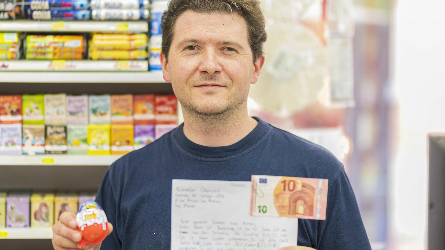 Danilo Chiaruzzi mostra la lettera di scuse ricevuta con i 10 euro per l’ovetto rubato