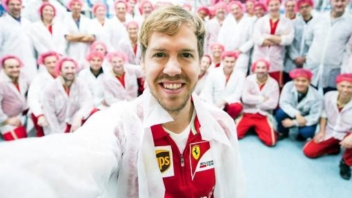 Il selfie di Vettel a Maranello (twitter)