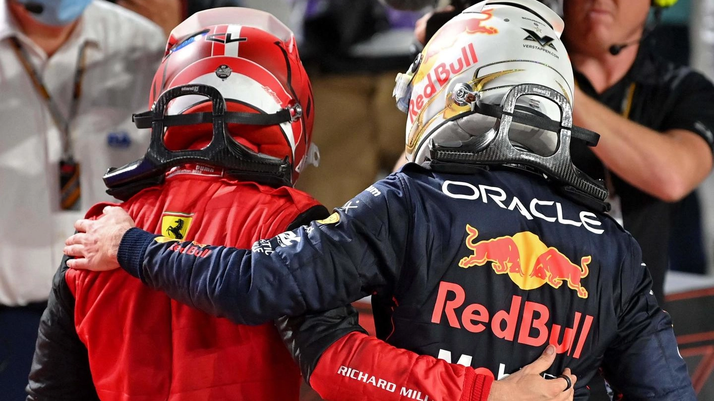 Leclerc e Verstappen al termine del Gp 'Arabia 2022 (Ansa)