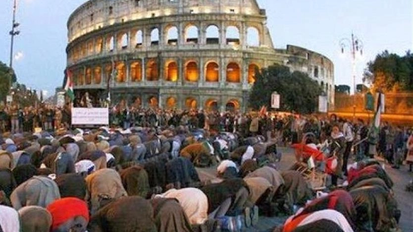 Centinaia di musulmani in preghiera a Roma 