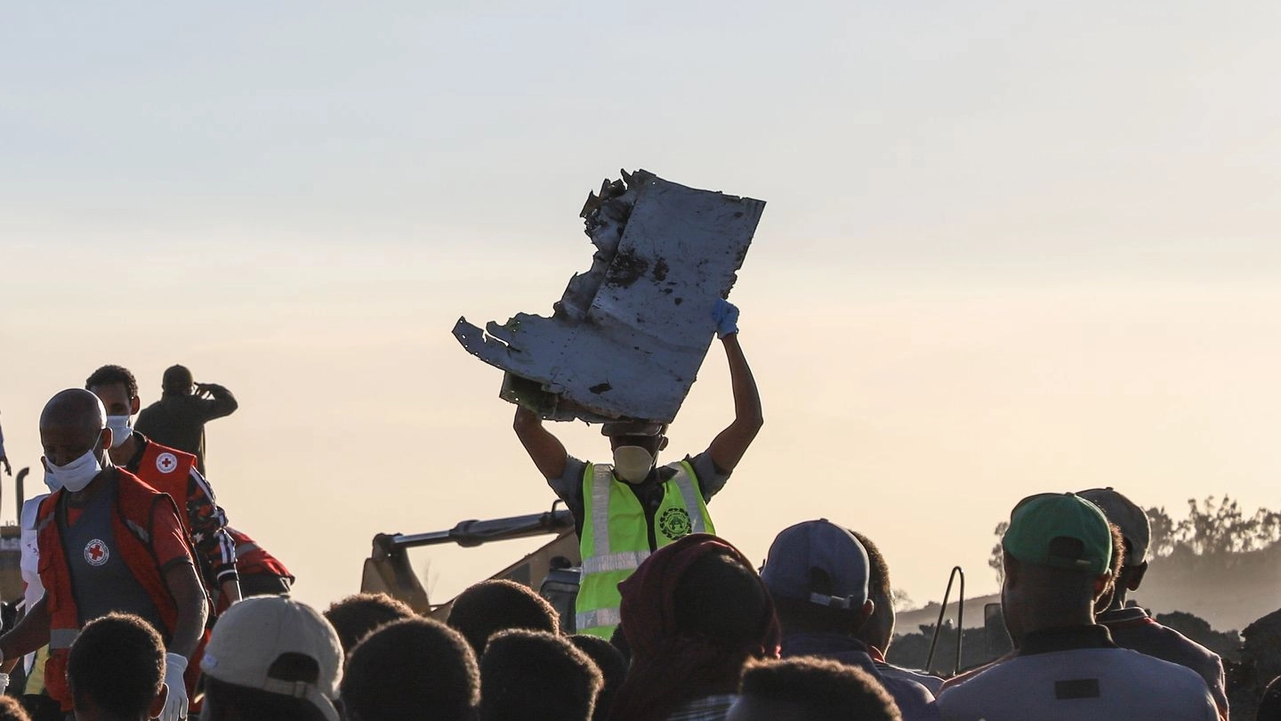 I resti del Boeing caduto in Etiopia (LaPresse)