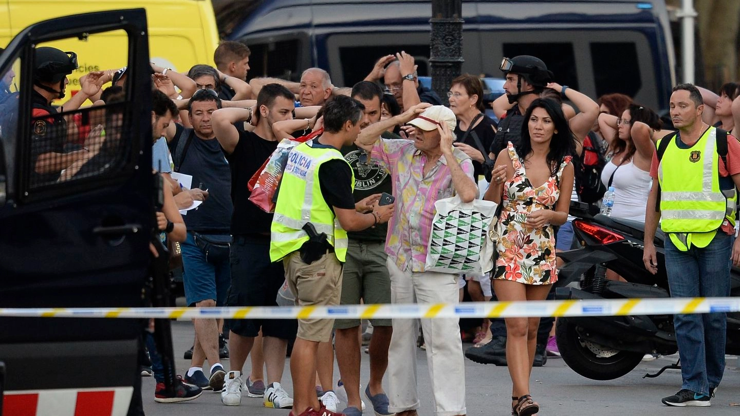 Barcellona, turisti evacuati dalle Ramblas dopo l'attentato (Afp)