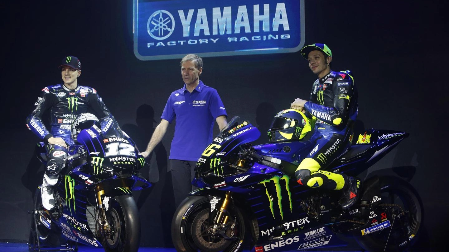 La nuova Yamaha, a sinistra Maverick Vinales, a destra Valentino Rossi (Ansa)