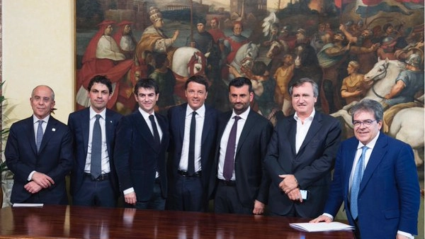 Renzi con i sindaci delle città in cui partirà il progetto Enel banda larga