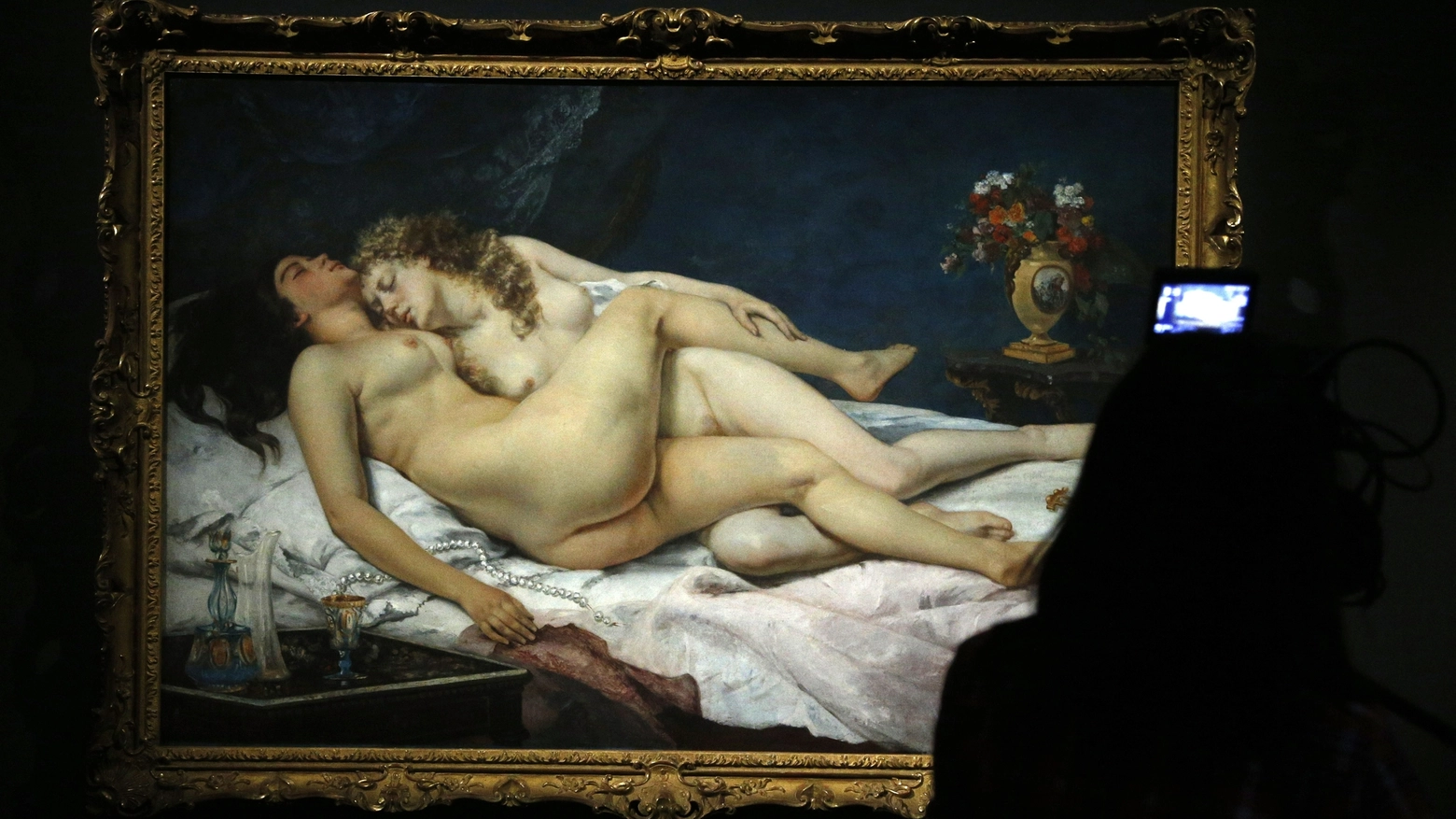 'Il sonno' di Gustave Courbet esposta nella mostra ''Sade. Attaquer le soleil' a Parigi (Afp)
