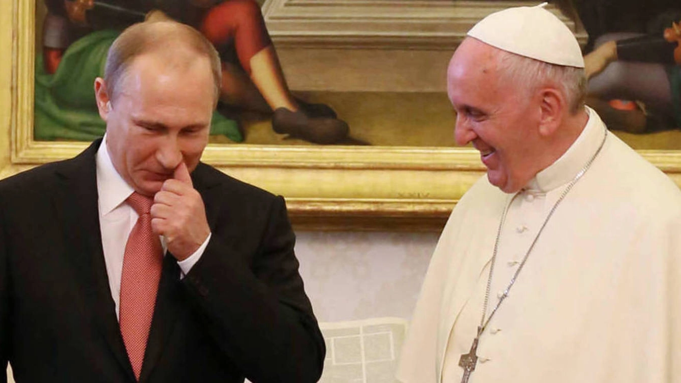 Vladimir Putin con Papa Francesco (Olycom)