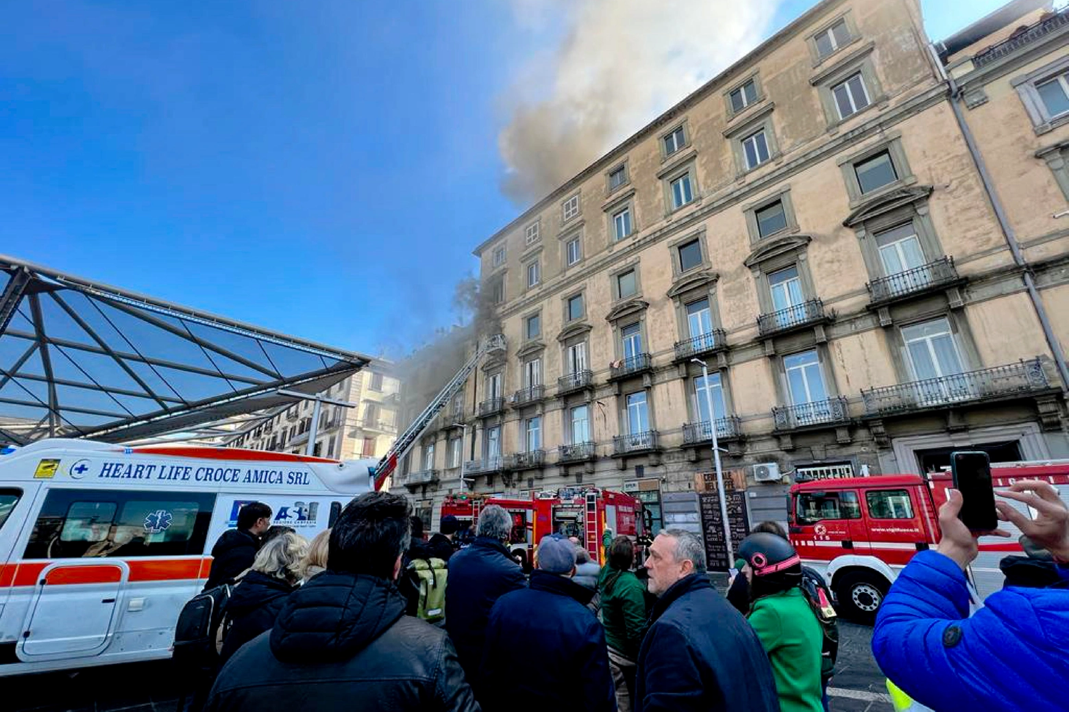 Incendio in piazza Garibaldi a Napoli