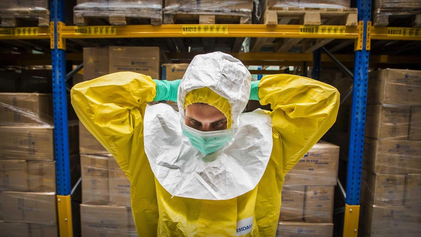 Ebola, una tuta protettiva (Ansa)