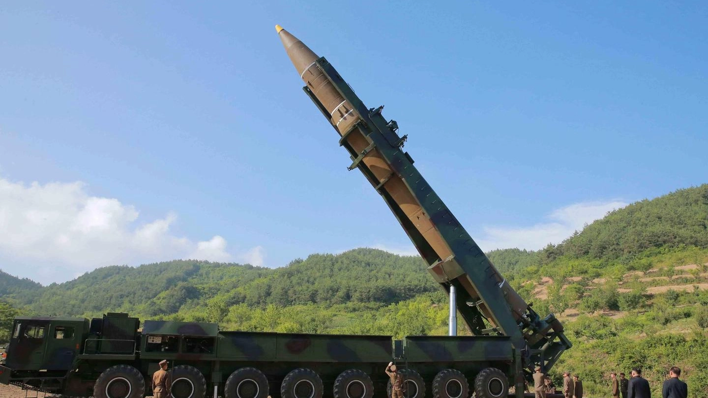 Missile balistico nordcoreano preparato per un lancio (Ansa)
