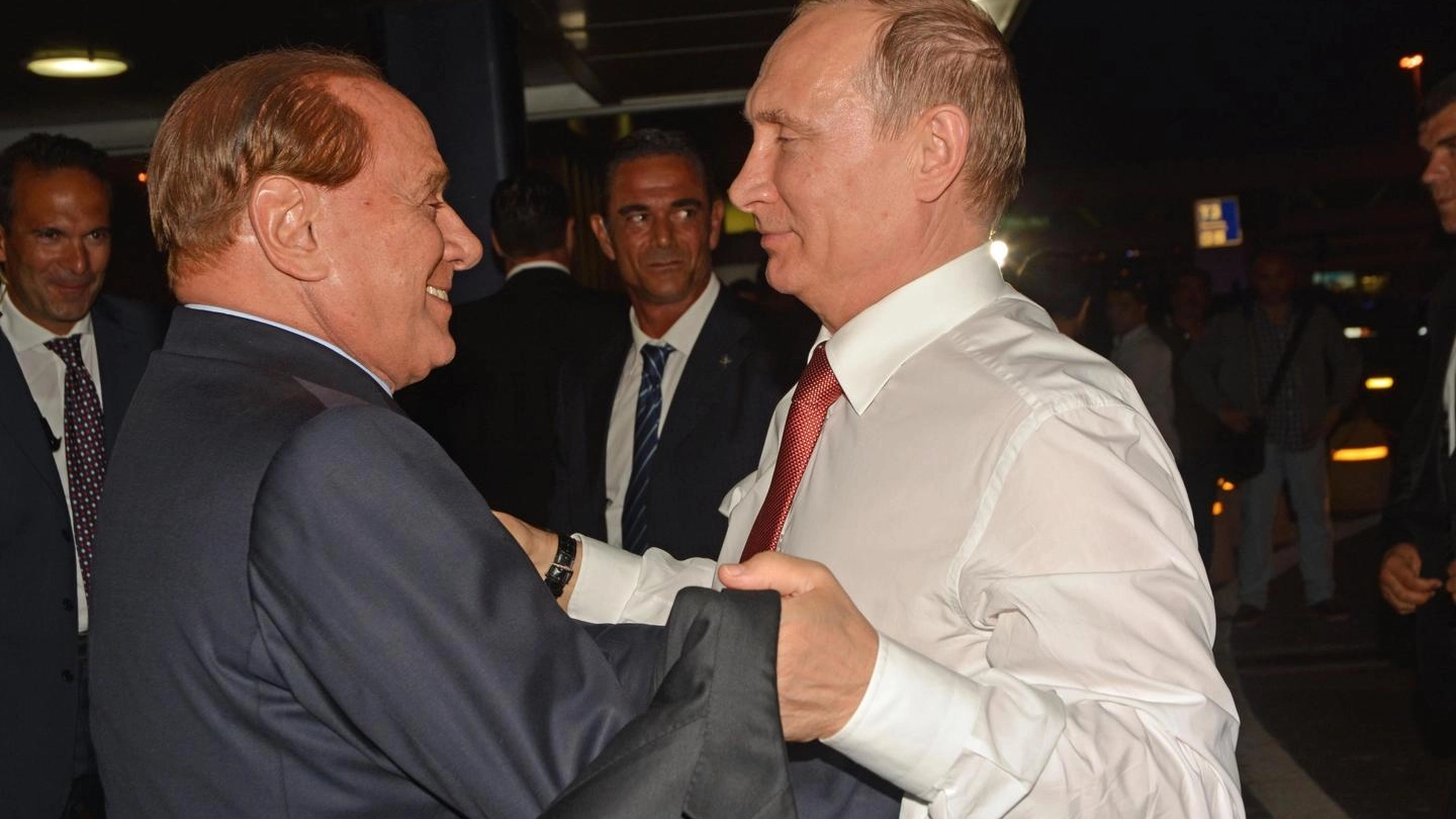Silvio Berlusconi e Vladimir Putin in una foto del 2015 (Ansa)