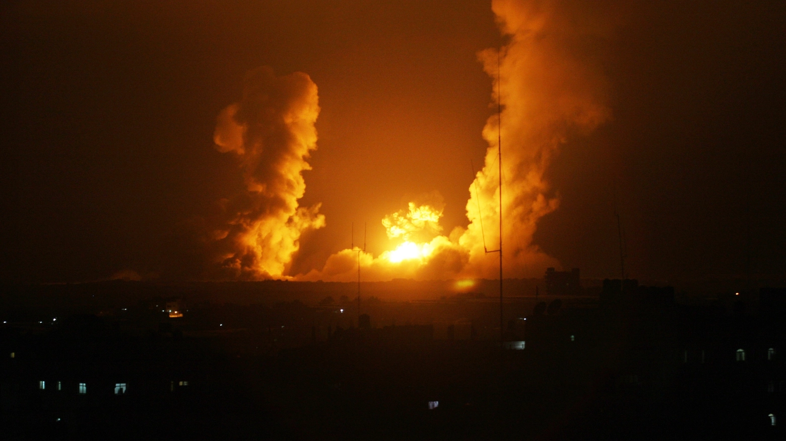 Raid aereo su Gaza (AFP)