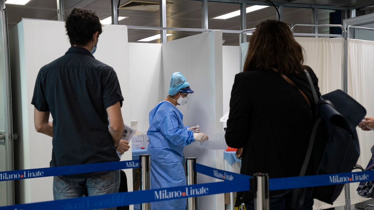 Coronavirus, tamponi all'aeroporto di Linate a Milano (Ansa)