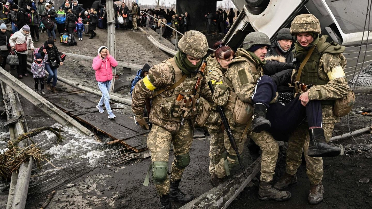 Truppe ausiliarie ucraine trasportano un ferito 