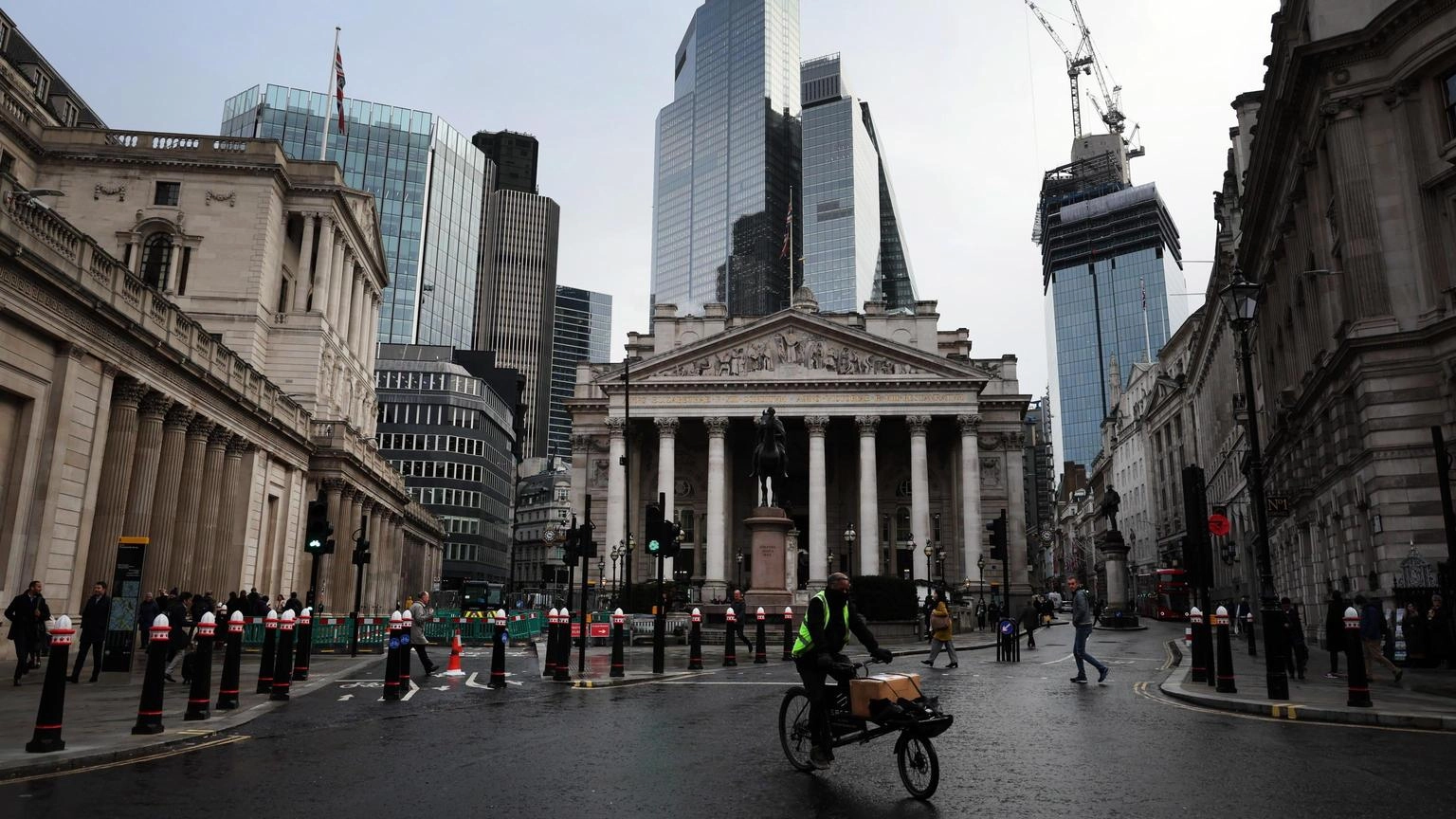 Bank of England segue la Fed, tassi Gb invariati al 5,25%