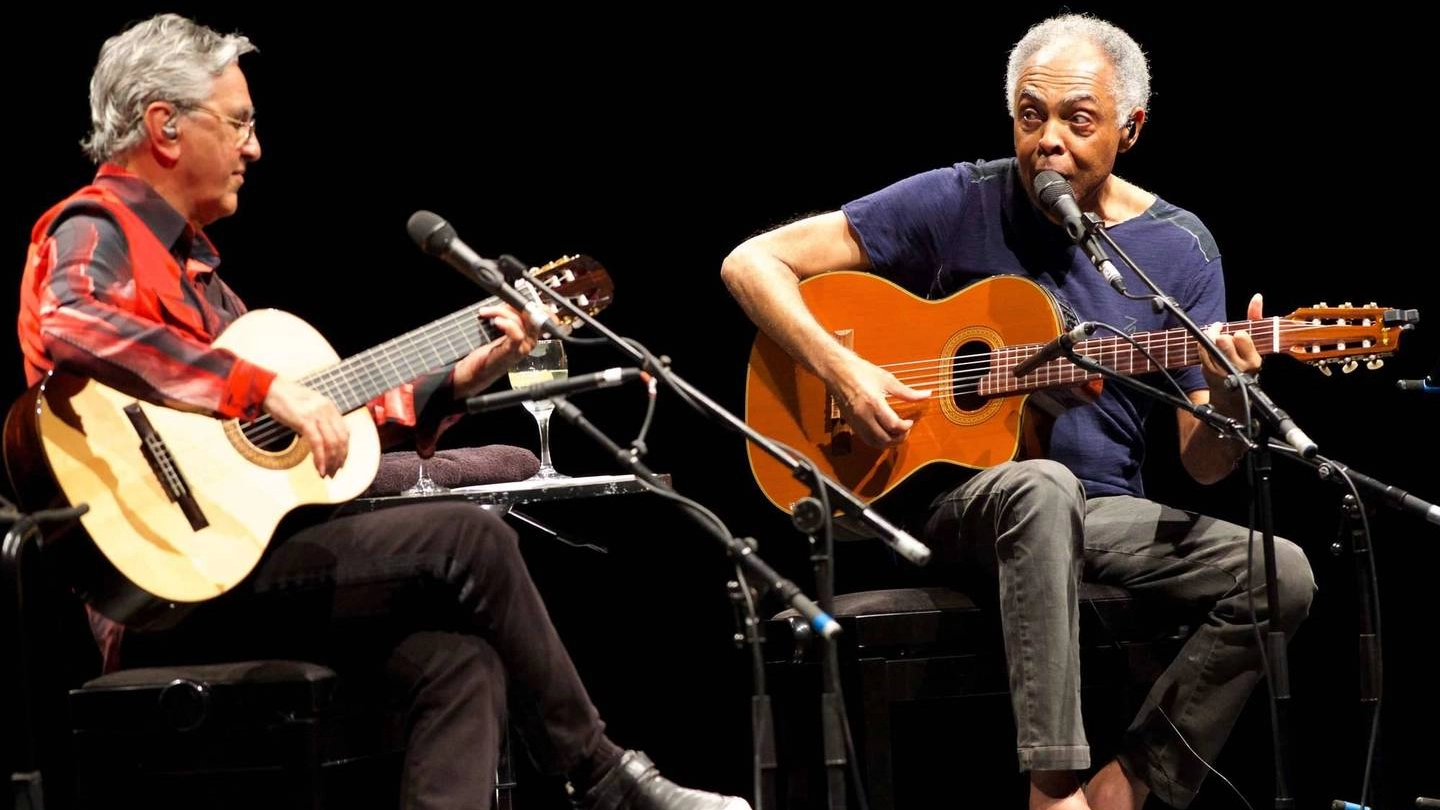 Cateano Veloso (sinistra) e Gilberto Gil (destra) in concerto (Olycom)