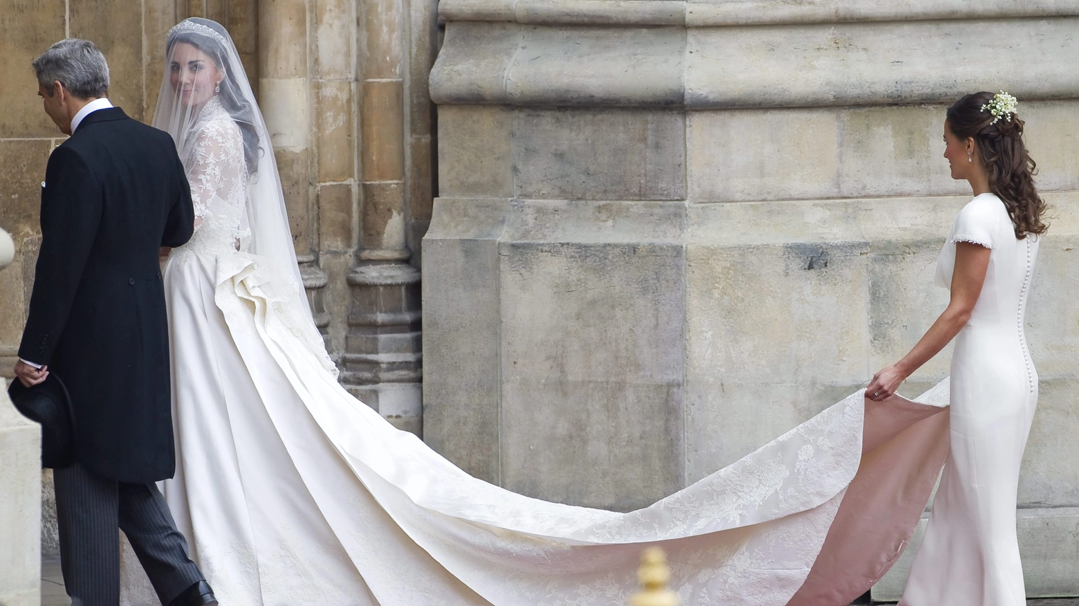 L'abito da sposa di Kate Middleton (Ansa)