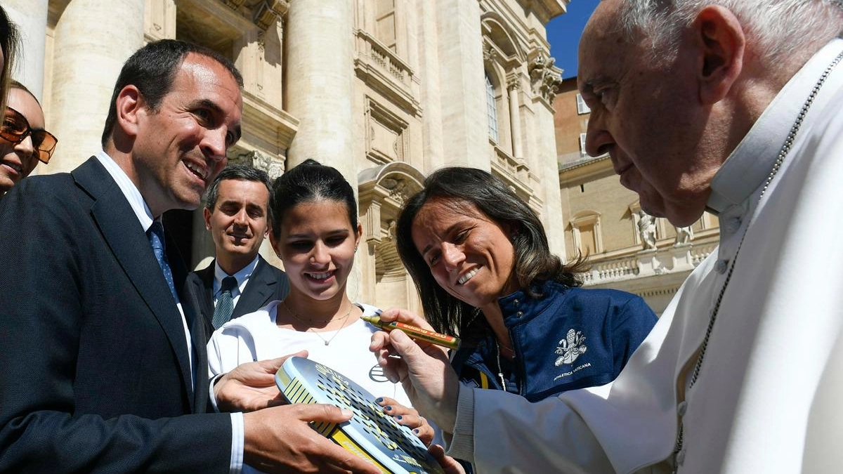 La racchetta  del Papa aiuterà  i bambini poveri