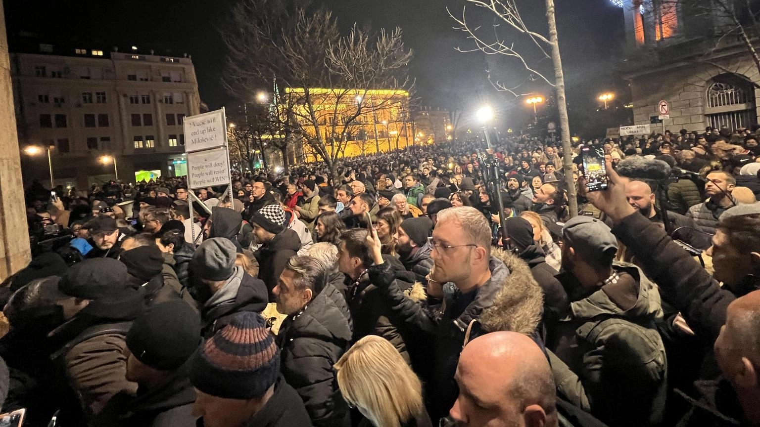 Violenti scontri a Belgrado, 35 arresti e poliziotti feriti