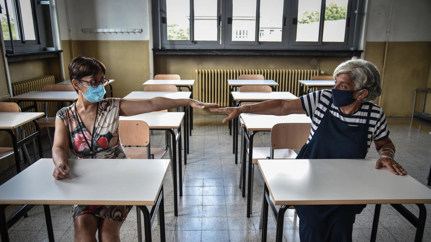 Covid e scuola, prove di distanziamento in un liceo milanese (Ansa)
