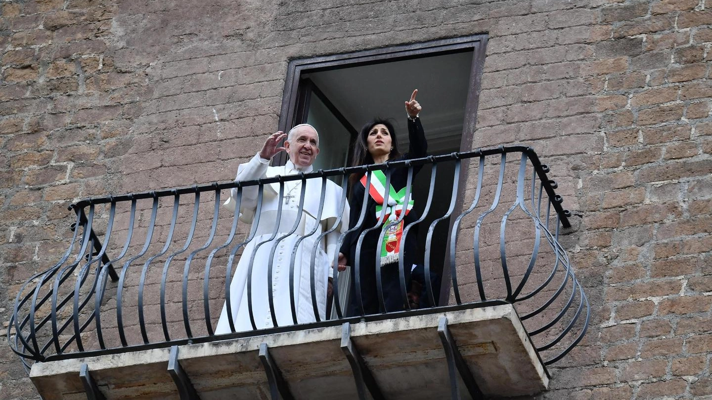 Papa Francesco e Virginia Raggi dal balcone in Campidoglio (Ansa)