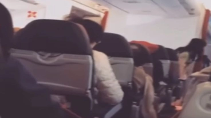 Video a bordo del volo Air Asia: trema tutto (da youtube)