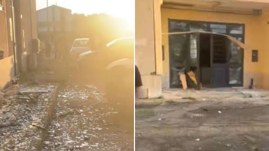 I danni provocati dalla bomba a Pomigliano d'Arco