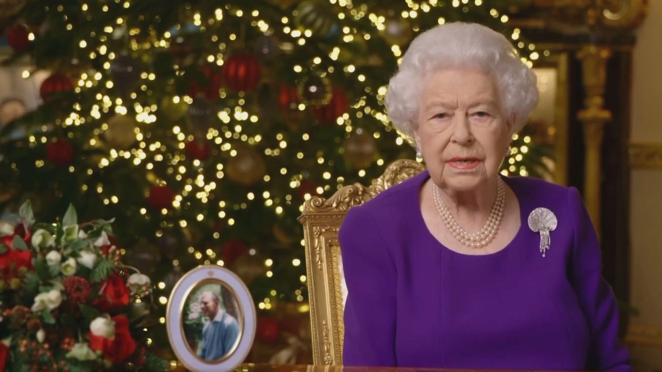 La regina Elisabetta II tiene il tradizionale discorso di Natale