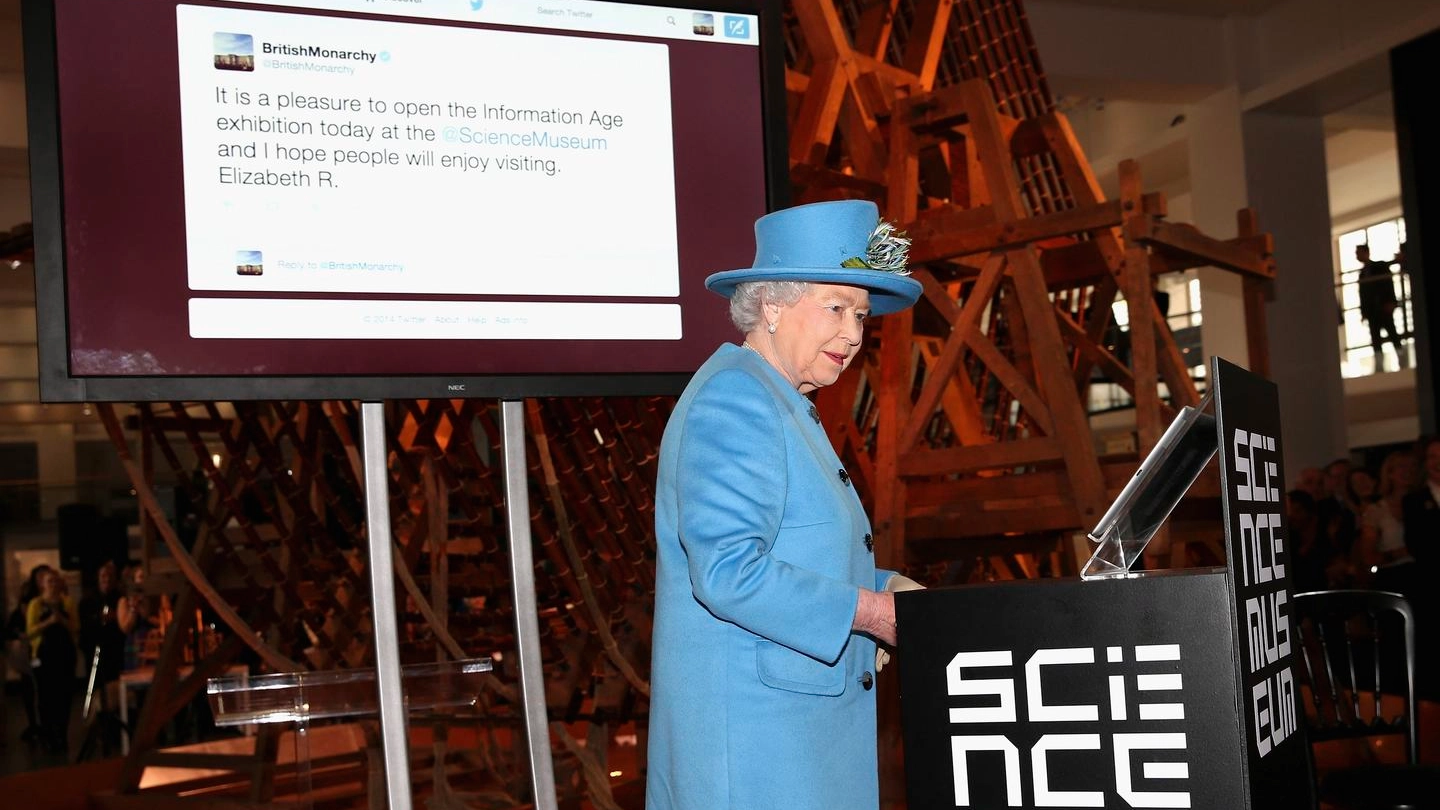 Il primo tweet della regina Elisabetta (Reuters)