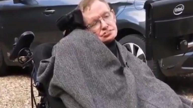 L’Ice Bucket Challenge di Stephen Hawking (da youtube)