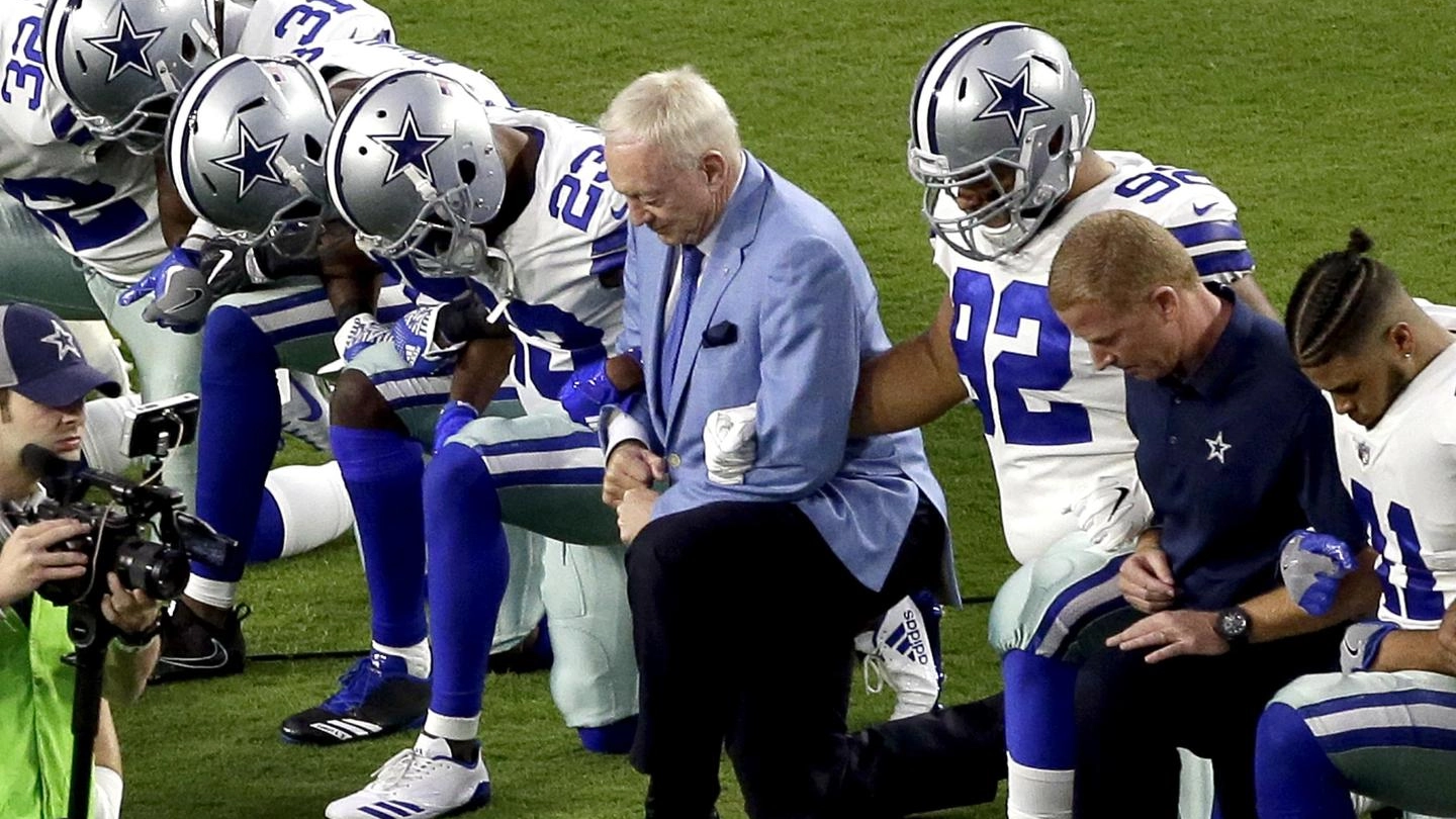 In ginocchio contro Trump: la protesta dei Dallas Cowboys - Ansa