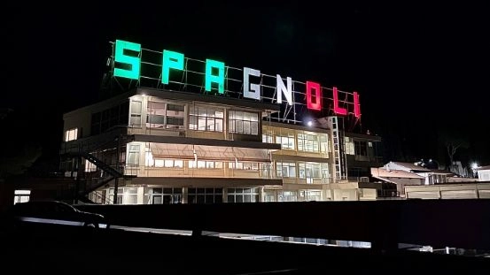 Tricolore sulla fabbrica Spagnoli a Perugia 