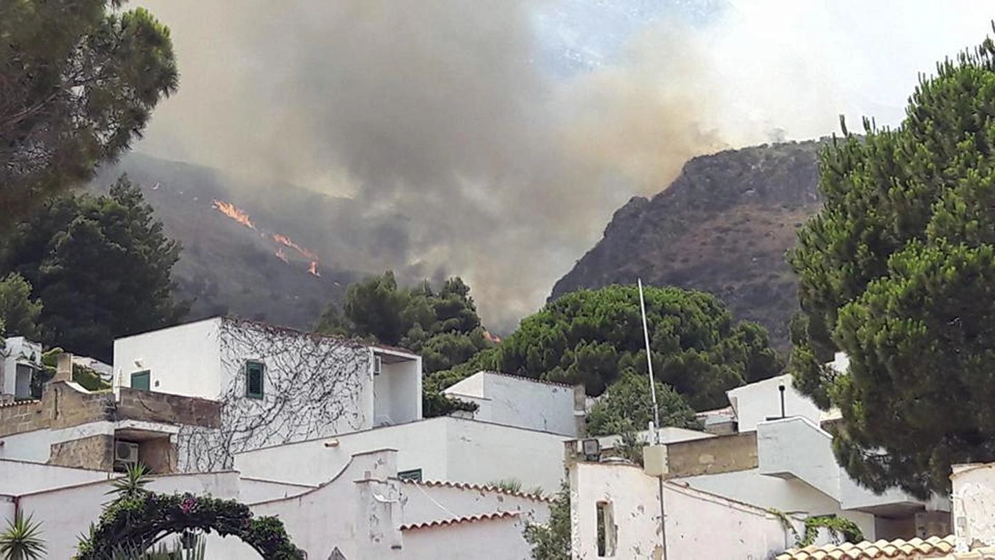 Sicilia, ancora incendi (Ansa)