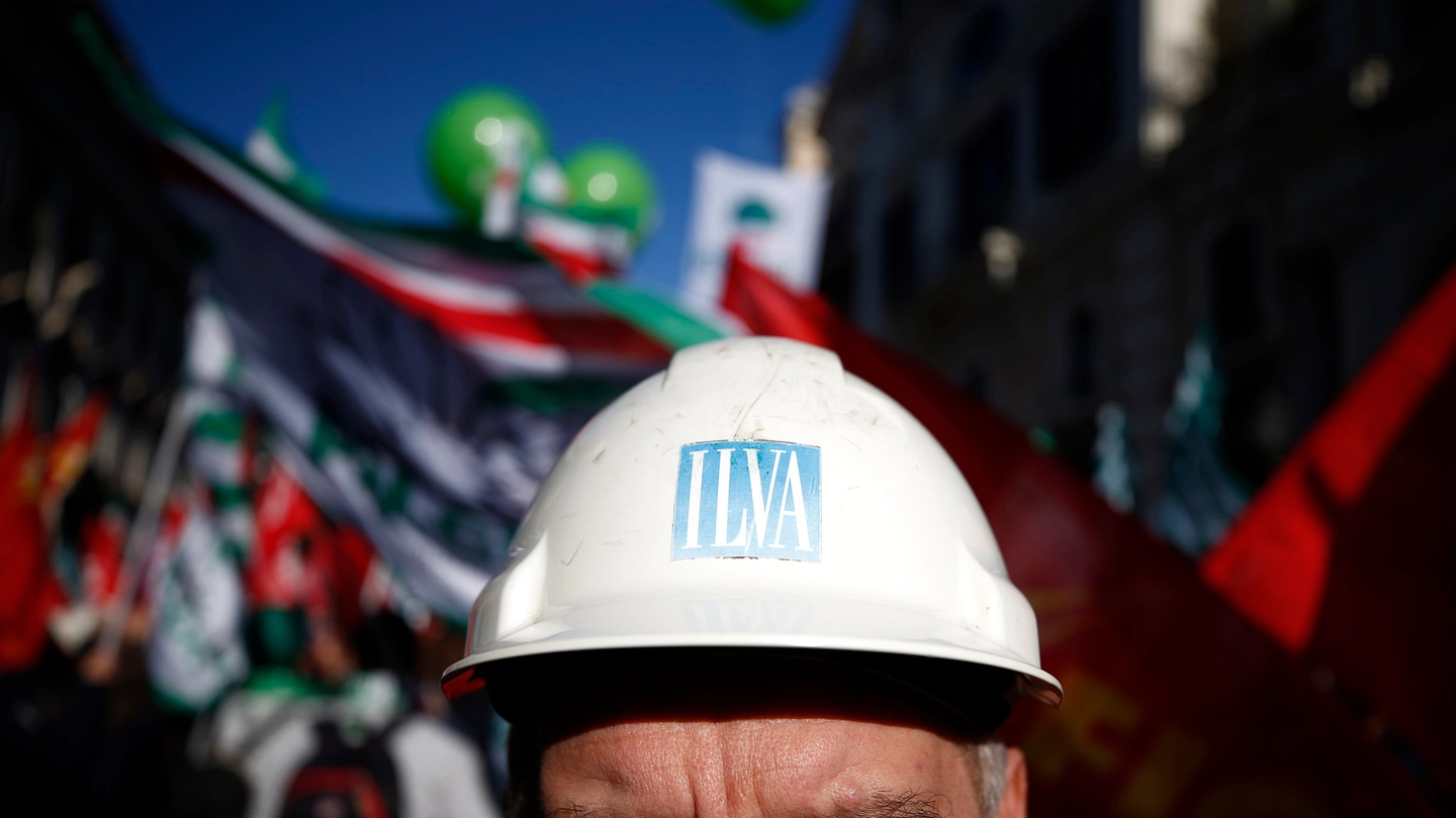 Un lavoratore dell'ex Ilva durante lo sciopero indetto dai sindacati (Lapresse)