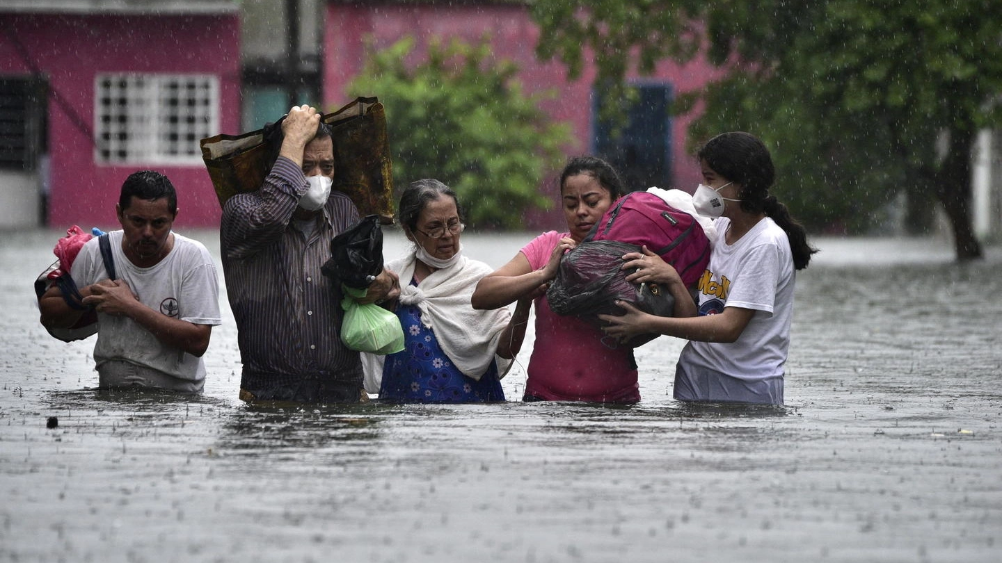 Inondazioni in Messico, e in strada arrivano i coccodrilli (Ansa)