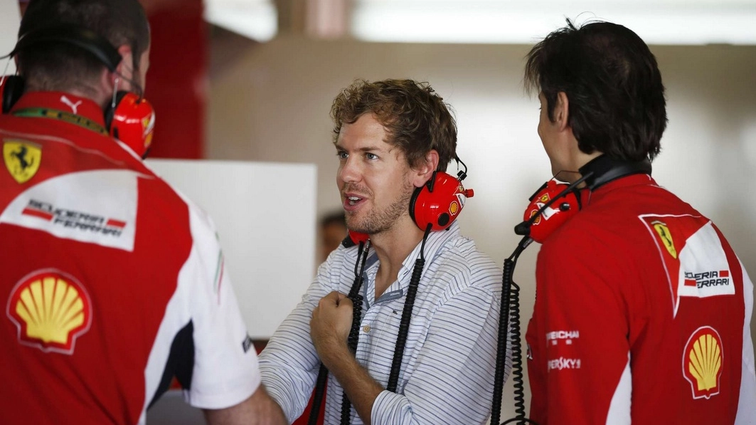Sebastian Vettel al box Ferrari (Olycom)