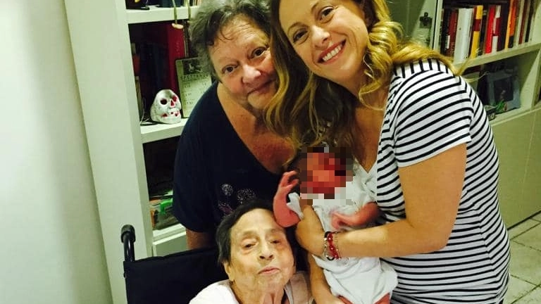 Giorgia Meloni in una foto di 7 anni fa con la figlia Ginevra, all'epoca neonata, la nonna e la madre (Facebook)
