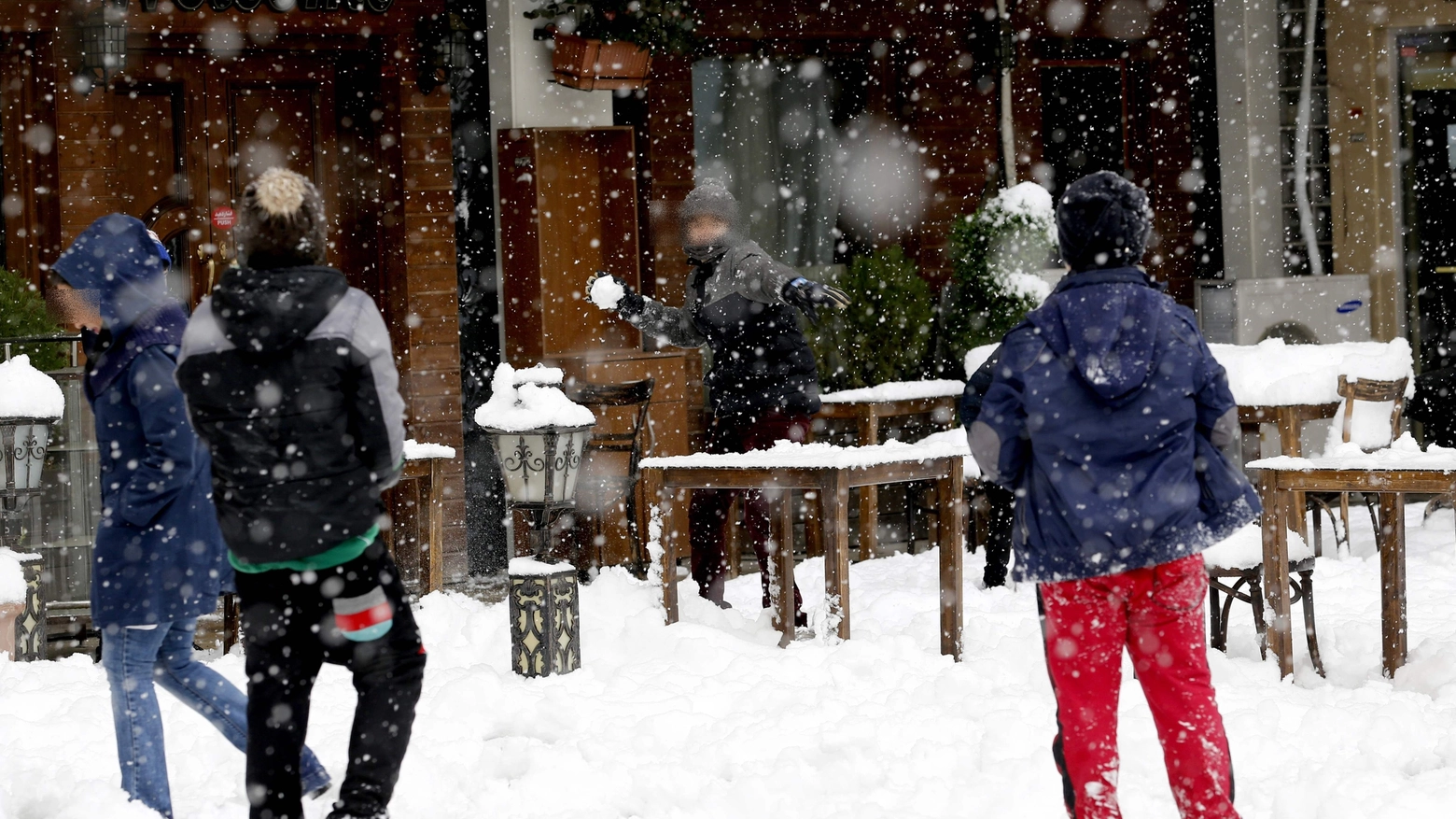 Bambini giocano con la neve (Afp)