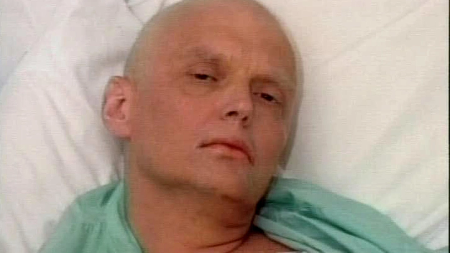 Fermoimmagine del tg1 che mostra Litvinenko in ospedale (Ansa)