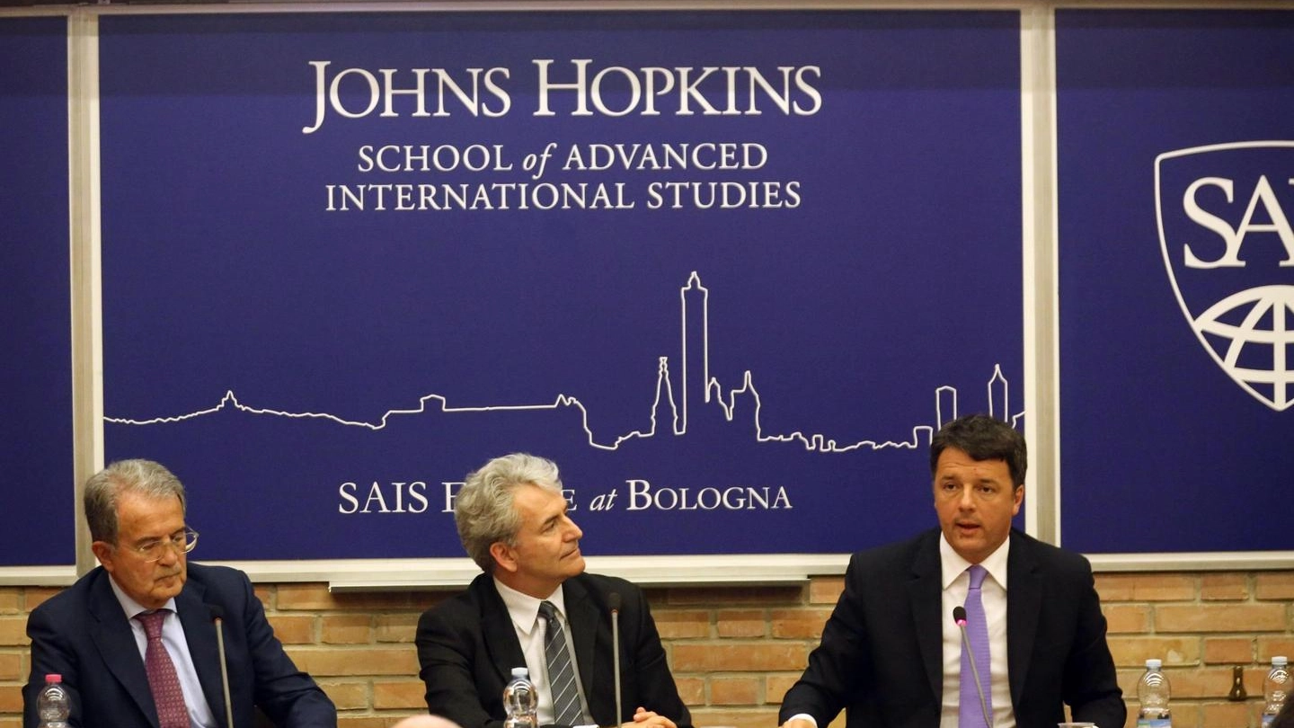 Matteo Renzi e Romano Prodi alla John Hopkins (Ansa)
