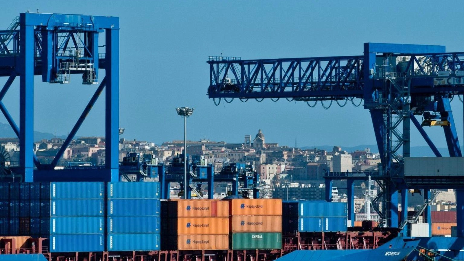 Operaio muore schiacciato da container in Porto a Cagliari