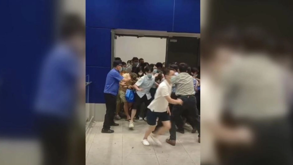 Un'immagine di un video su Twitter della gente in fuga dall'Ikea di Shanghai 